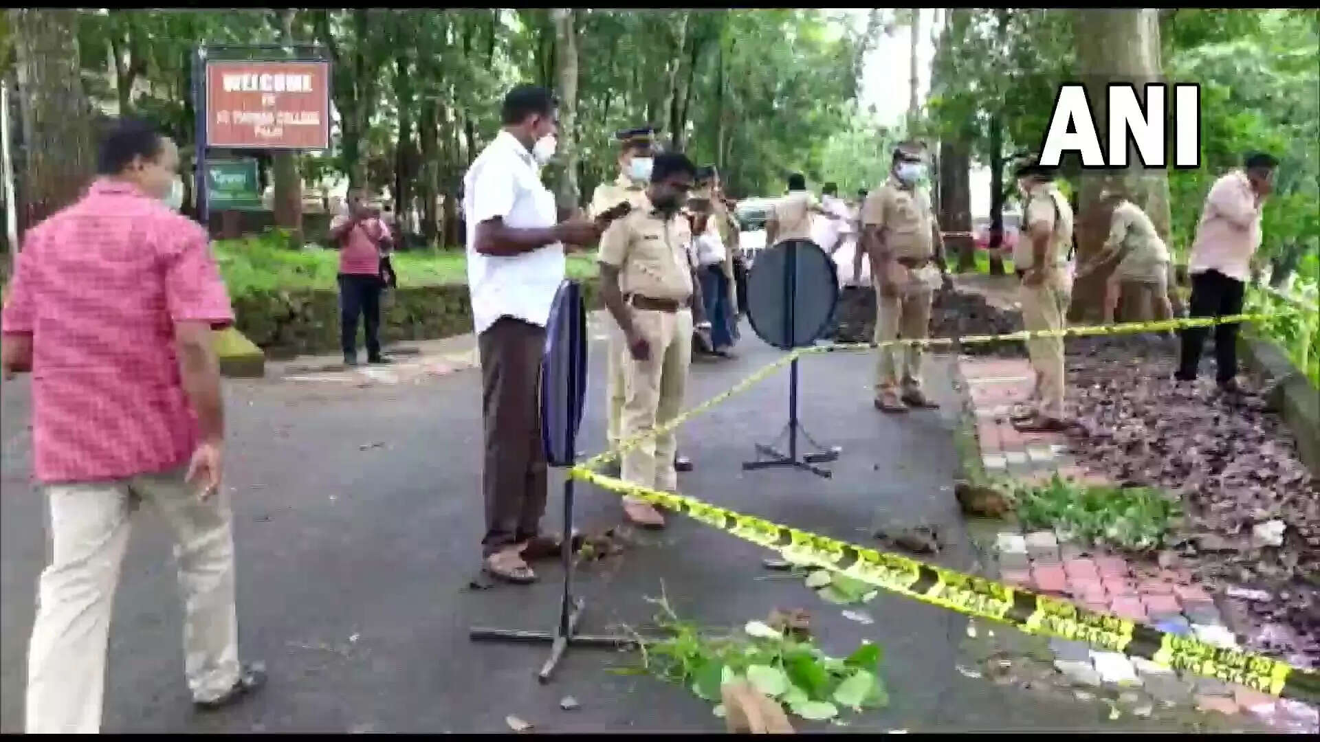 பல மாணவர்களின் முன்னிலையில் மாணவியின் கழுத்தை அறுத்துக் கொலை செய்த காதலன்..! அதிர்ச்சியை ஏற்படுத்திய சம்பவம்