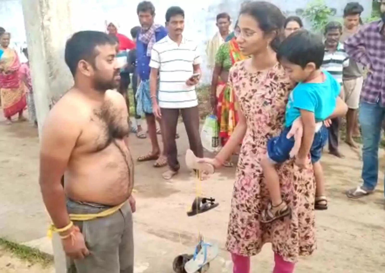 என்னைய ஏமாத்துற !! கணவரை மின் கம்பத்தில் கட்டி வைத்து செருப்பு மாலை அணிவித்த மனைவி!!