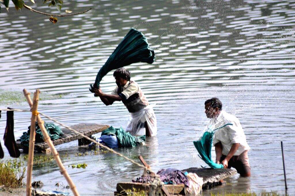 சேலைகளை துவைக்கச் சொன்ன நீதிபதி.. கோர்ட் பணிகளில் ஈடுபட தடை..!