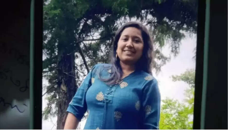 செல்பி-க்கு ஆசைப்பட்டு உயிரை விட்ட ஐடி பெண் ஊழியர்..!!