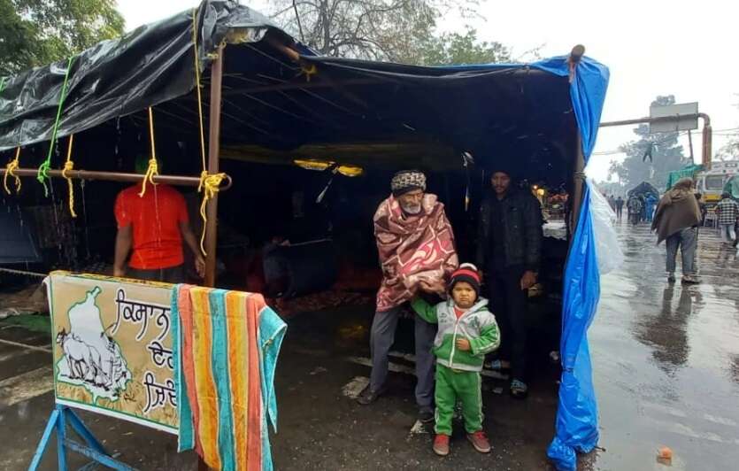 முடிவுக்கு வந்தது போராட்டம்.. கூடாரங்களை பிரித்து சொந்த ஊருக்கு திரும்பும் விவசாயிகள் !!