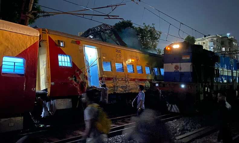 புதுச்சேரி விரைவு ரயில் தடம் புரண்டு விபத்து.. இரு ரயில்கள் உரசியதால் விபரீதம் !!