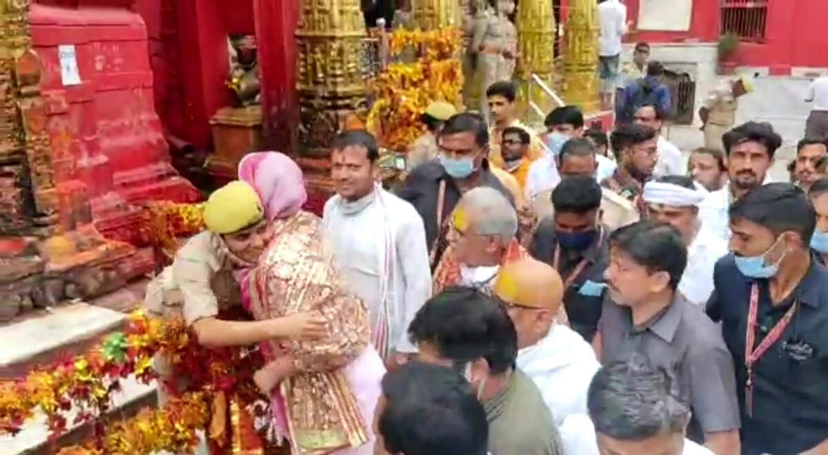 பிரியங்கா காந்தியை ஆரத்தழுவிய பெண்காவலர்! வைரல் வீடியோ!!