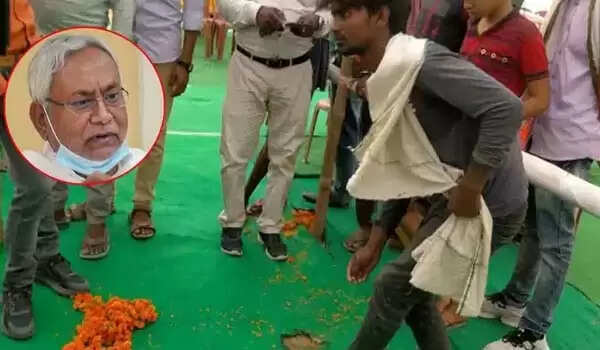 முதல்வர் நிதிஷ்குமார் பங்கேற்ற மேடை அருகே குண்டு வீச்சு! பீகாரில் பதற்றம்..!!