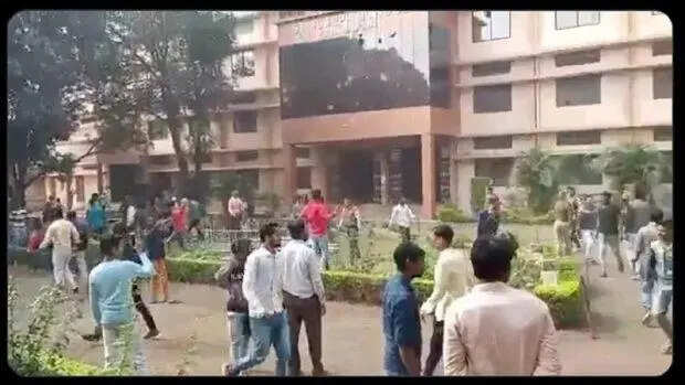 மாணவர்களை மதம் மாற்றம்... பள்ளிக்கூட்டத்தை அடித்து நொறுக்கிய கும்பல்..!!