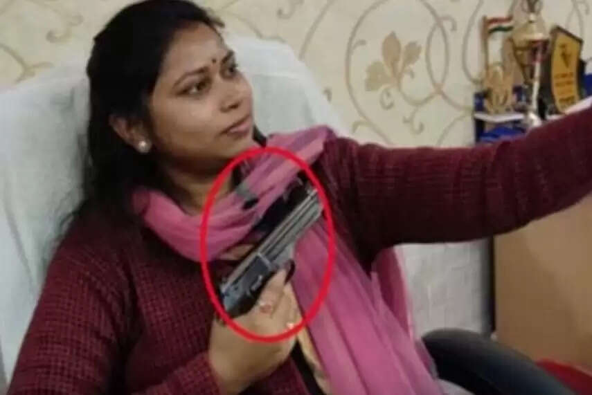 துப்பாக்கியுடன் செல்ஃபி எடுத்த திரிணாமுல் காங்கிரஸ் பெண் நிர்வாகி!!