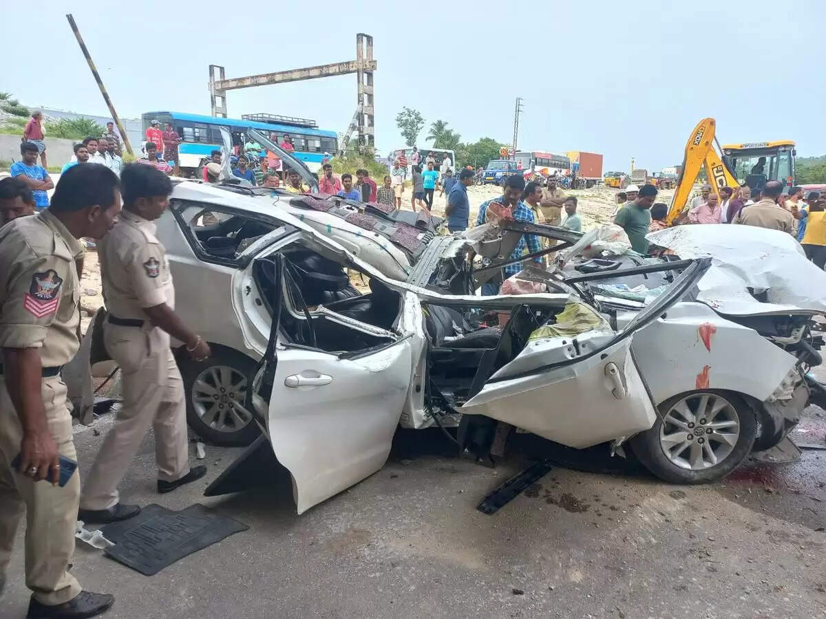 வழக்கு விசாரணைக்காக ஆந்திரா வந்தபோது விபத்தில் சிக்கிய போலீஸ் வாகனம்..!! எஸ்ஐ உள்பட 3 பேர் பலி..!!