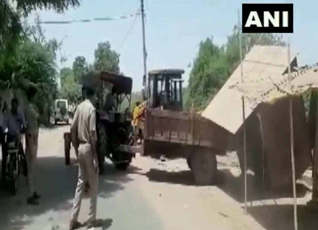 வன்முறையில் ஈடுபட்டவர்களுக்கு பாடம் புகட்ட இடித்துத் தள்ளப்பட்ட வீடுகள்..!