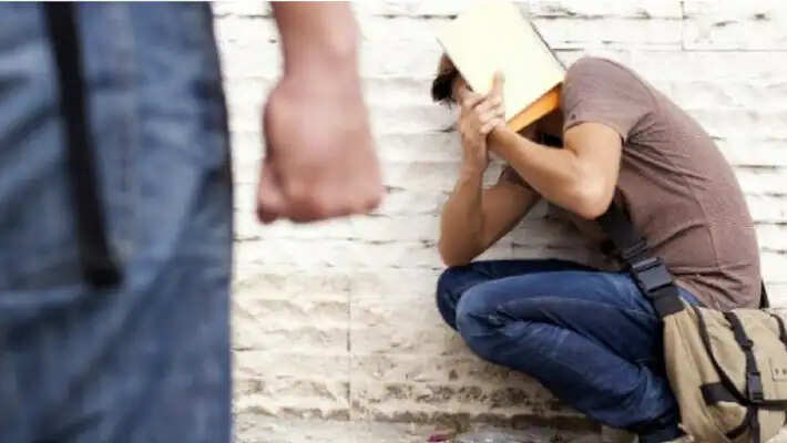 இப்படியும் நடக்குமா..!! தலையணையுடன் உடலுறவு... அதிர வைக்கும் அரசு மருத்துவக் கல்லூரி ராகிங்.!!