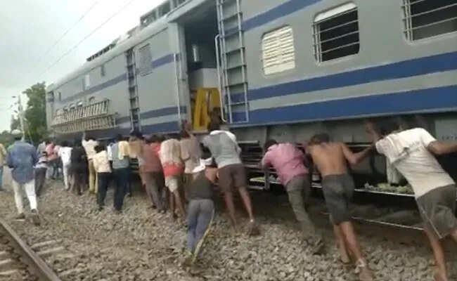 பழுதான ரயிலை கைகளால் தள்ளிய விநோத சம்பவம் !! வைரல் வீடியோ.!