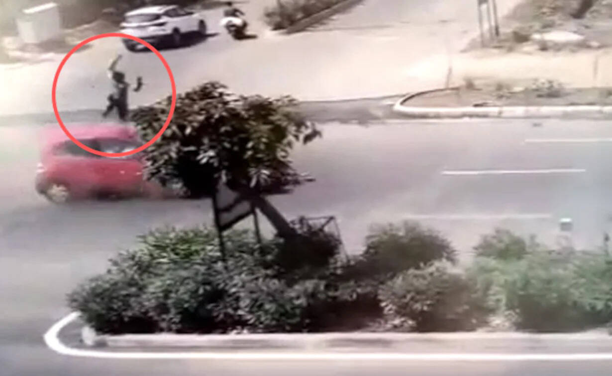 பதைபதைக்கும் சிசிடிவி காட்சி!! பைக் மீது வேகமாக வந்த கார் மோதியதில் அந்தரத்தில் பறந்த நபர்..!