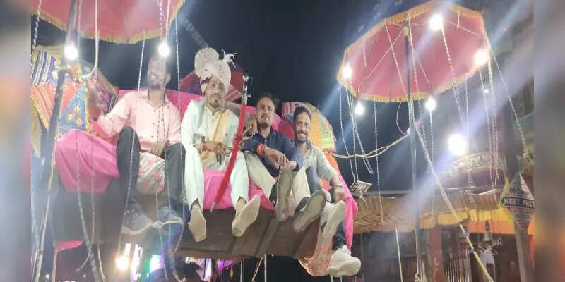 திருமண நிகழ்ச்சிகளில் மணமகன் குதிரை அல்லது காரில் வருவது பார்த்து இருப்பீங்க... ஆனா இங்க...!!