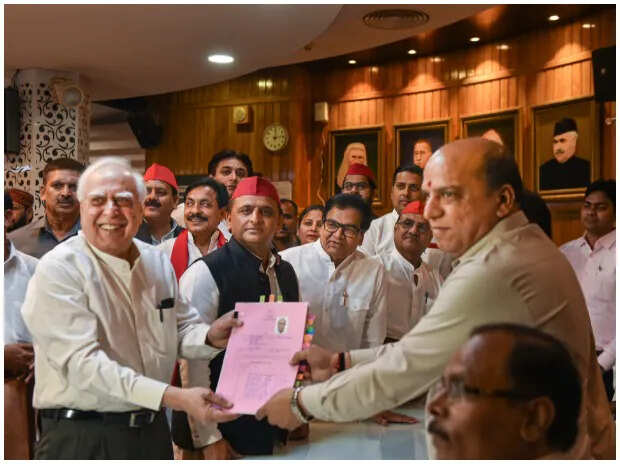 மூத்த தலைவர் கபில் சிபல் காங்கிரஸில் இருந்து திடீர் விலகல்!!