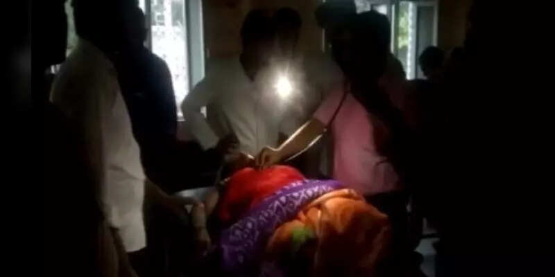 உ.பி அரசு மருத்துவமனையின் அவலம்..!! ‘டார்ச் லைட்’ வெளிச்சத்தில் நோயாளிக்கு சிகிச்சை..!!