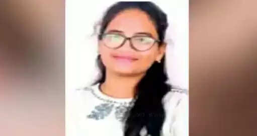 ஆற்றில் அடித்து செல்லப்பட்ட கார்... தன் உயிரை கொடுத்து பெற்றோரை காப்பாற்றிய மகள்..!!